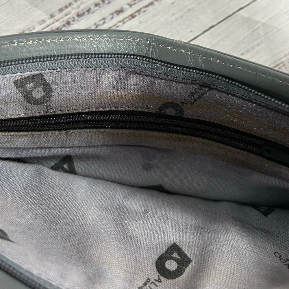 Vintage‎ Almondo Grey Leather Pleated Wristlet Clutch Bag Gold Buckle Detail